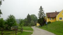 Blick auf die Wanderstrecke am Ortsende von Weisching 