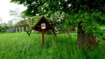  Blick zu einen Wegkreuz in Blindorf 