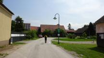 Blick auf die Wanderstrecke in Lanzendorf kurz vor der Streckenteilung 