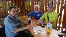  frhliche Wanderfreunde bei der Labestelle 