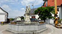 Blick zur Brunnenfigur des heiligen Florian mit 2 reliefierten Wappen
