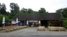  Blick zum Start-/Zielgebäude in Gassen 