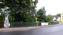 Blick zur Nepomukskulptur und zum Transparent auf der Mankbrücke in Gassen