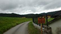 Blick auf die Wanderstrecke mit der Infotafel zur K+L in Wegscheid 