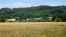 Fernblick nach Großweichselbach mit dem ehem. Gutshof 