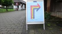  Blick zur Infotafel am Start 