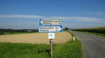 Blick zum Wegweiser an der Straenkreuzung - L6146/L6150 