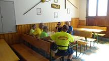 Wanderer beim Mostheurigen in Mitterburg - 4. K+L 