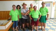 Wanderer und Personal beim Mostheurigen in Mitterburg - 4. K+L 