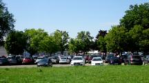  Blick zu den vollen Parkpltzen 