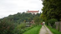  ein schöner Blick zurück zum Schloss Sitzenberg 