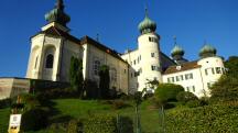 Blick zur Pfarrkirche Jakobus der ltere und zum Schloss Artstetten