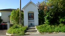 Blick zur "Die sieben Schmerzen Mariens - Station 4" an der L7257  in Oberthalheim 