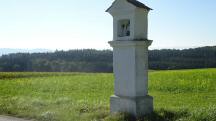  Blick zu einem Marterl an der L7257 