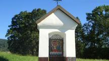 Blick zur "Die sieben Schmerzen Mariens - Station 3" an der L7257 