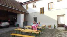  Wanderer bei der Labestelle in Roiten 