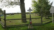 Blick zu einen Wegkreuz am Rande von Marbach am Walde 