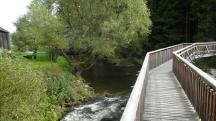 Blick auf den schnen Mltersteg ber den Kamp bei der Diethartsmhle 