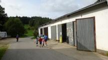 Blick zur Garage mit der 4. K+L (1. K+L) in Hhendorf 