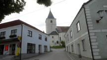 Blick zur Kath. Pfarrkirche hll. Peter und Paul in Rappottenstein