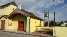 Blick zur Peter Brabenetz Gedchtniskapelle Sierndorf mit dem Glockenturm 