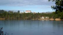 Fernblick ber den Groen Viehofner See zum Schloss Viehofen