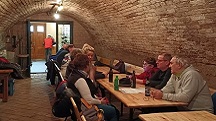  Wanderer im Weinkeller Matouschek mit der 2. K+L 