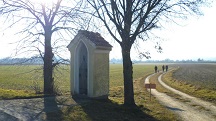 Blick zu einen Marterl an der L6018 und zur Wanderstrecke