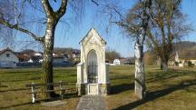 Blick zur Aichberger Kapelle an der Straenkreuzung in Triesenegg 