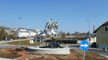 Blick zum sehr schn gestaltenen Kreisverkehr mit der Metallskulptur des Hl. Georgs 