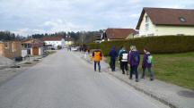 Blick auf die Wanderstrecke entlang der L6289 in Freidegg