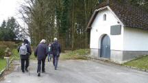 Blick auf die Wanderstrecke am Ortsende von Freidegg