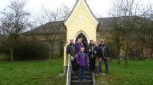 frhliche Langenloiser Wandergruppe bei der Kapelle in Oberumberg 