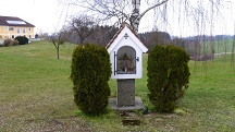 Blick zu einem Marterl an der Wegkreuzung zum Gehft an der L6108 