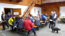  Wanderer bei der Labestelle im Gehft Giemetsberg 1