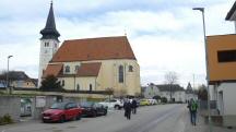 Blick auf die Wanderstrecke und zur Pfarrkirche in Ferschnitz