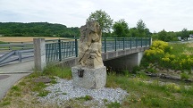 Blick zur Sandsteinstatue des Brckenheiligen Nepomuk 