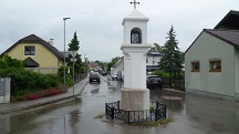 Blick zur Pestsule (Weies Kreuz) - Ecke Marienhofstrae/Wiener Strae