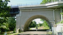Blick auf die Wanderstrecke bei der Eisenbahnbrcke ber den Michelbach 