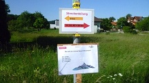  Blick zur Infotafel fr die Wanderer 