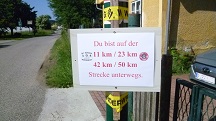  Blick zur Infotafel fr die Wanderer 