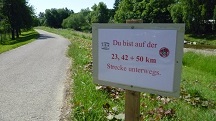 Blick zur Infotafel fr die Wanderer 