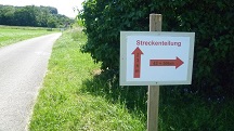 Blick zur Infotafel fr die Wanderer 