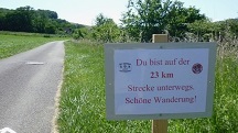Blick zur Infotafel fr die Wanderer 