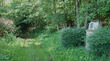 Blick auf die Wanderstrecke bei der Gedenkstelle von Josef Weinheber 