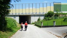 Blick auf die Wanderstrecke auf der Hinterholzstrae bei der Autobahnunterfhrung 