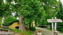 Blick zum Dorfplatz Kirchstetten mit dem Figurenbildstock hl. Nikolaus von Tolentino 