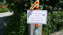  Blick zur Infotafel fr die Wanderer 