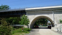 Blick auf die Wanderstrecke wieder bei der Eisenbahnbrcke ber den Michelbach 