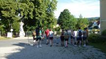  Wanderer kurz nach dem Start in Gassen 